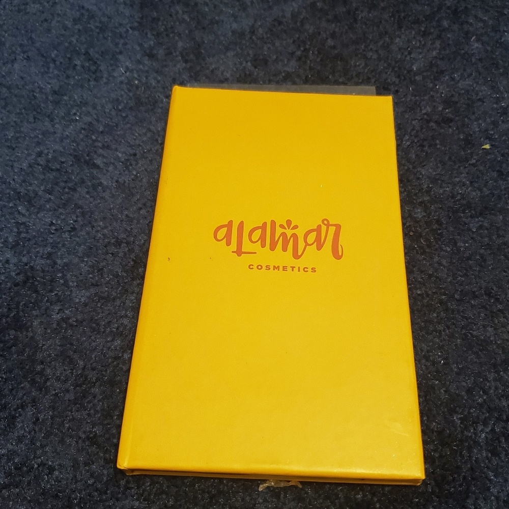 Alamar eyeshadow palette